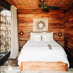 https://nomade-holbox.quintano-roohotels.com
